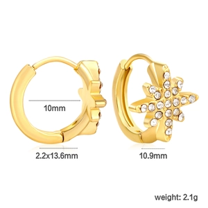 Vue détaillée de créoles étoile à huit branches en or 18k avec zircons et dimensions