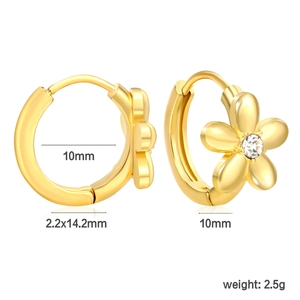 Détail de boucles d'oreilles fleurs plaquées or 18k avec zircon et diamètre de 10mm