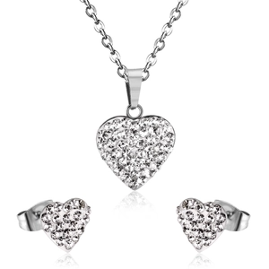 Ensemble collier et boucles d'oreilles cœur avec cristaux pavés sur fond blanc pur