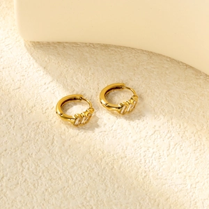 Boucles d'oreilles créoles en or 18 carats avec trois zircons blancs baguette