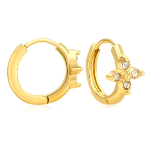 Boucles d'oreilles fleurs dorées avec zircons blancs sur un fond blanc neutre