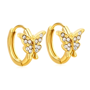Boucles d'oreilles créoles papillon dorées avec zircons blancs sur fond blanc