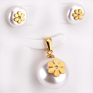 Set di gioielli con perle e ciondoli a cuore floreale con orecchini dorati