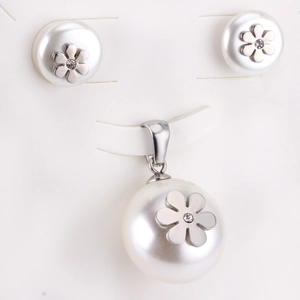 Elegante set di gioielli con perle bianche, fiori argentati e strass scintillanti