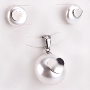 Elegante set di orecchini e collana di perle con ciondoli a cuore d'argento per donna