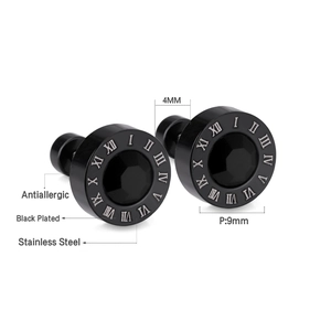 Détail macro d'une boucle d'oreille 9mm en acier noir avec chiffres romains et pierre centrale