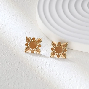 Boucles d'oreilles rétro dorées en forme de fleur avec émail marron et motif solaire