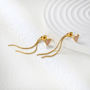 Eleganti orecchini a cuore dorati con smalto rosa e nappe a catena a serpente
