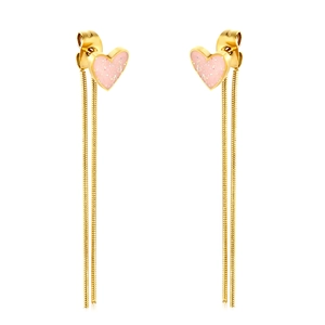 Eleganti orecchini a cuore rosa con lunghe catenelle a nappa dorate su sfondo bianco