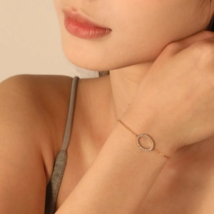 Elegant gold-plated stainless steel bracelet with oval pendant and sparkling zirconia
