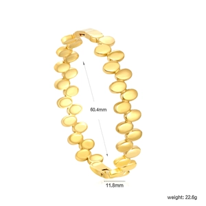 Detailed view of polished 18k gold bangle with 60.4mm diameter and link design