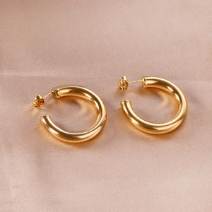 Élégantes boucles d'oreilles créoles en C plaquées or 18 carats sur tissu en soie champagne