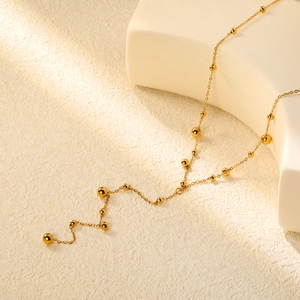 Collier minimaliste en acier inoxydable plaqué or 18K avec élégantes petites perles