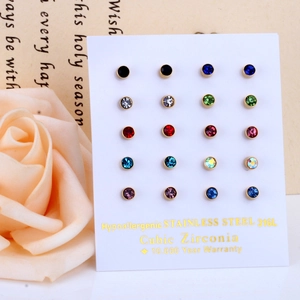 20 Paar 316L Edelstahl-Ohrstecker mit 4mm bunten Zirkoniasteinen auf einer Karte