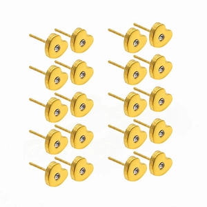 Vue macro de boucles d'oreilles cœur en or avec petits zircons et finition brossée