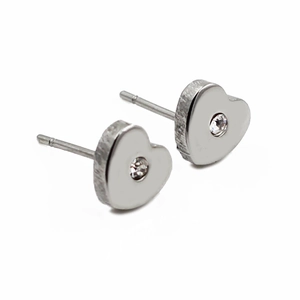 Gros plan de boucles d'oreilles cœur en acier inoxydable avec cristal central