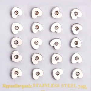 Vue macro de 10 paires de boucles d'oreilles cœur en acier 316L avec oxydes de zirconium