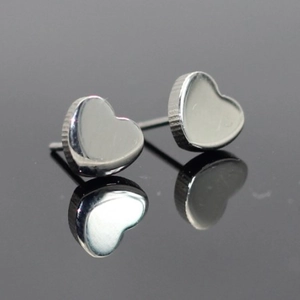 Boucles d'oreilles cœur en acier inoxydable poli avec détails gravés latéraux