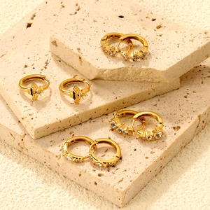 18K Vergoldete Edelstahl Huggie Hoop Ohrringe Zirkonia Biene Blume Kleine Kreis Mode Schmuck Für Frauen