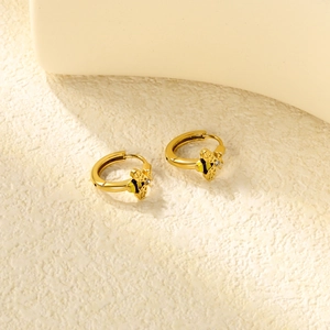 Detail von Gold-Bienen-Ohrringen mit gelbem Emaille und Zirkonia auf Steinbasis