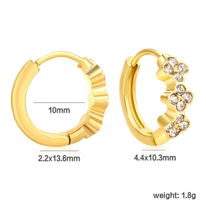 Detailansicht der 18k vergoldeten Kleeblatt-Ohrringe mit Zirkonia-Inlay und Maßen