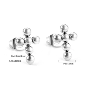 Vue détaillée des boucles d'oreilles croix en acier inoxydable avec billes