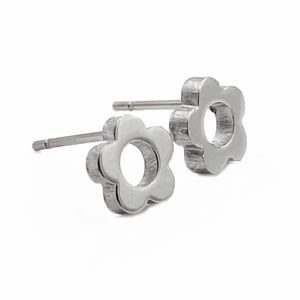 Boucles d'oreilles fleurs creuses en acier inoxydable avec finition en métal brossé