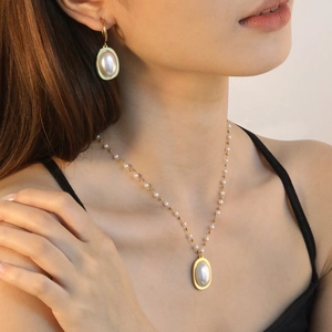 Parure de bijoux élégante en perles avec collier et boucles d'oreilles pour femme