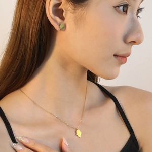 Parure de bijoux dorés avec collier pendentif Main de Fatma et boucles d'oreilles assorties