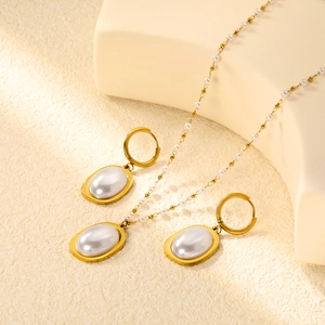 Parure élégante en acier inoxydable doré avec collier de perles et boucles d'oreilles