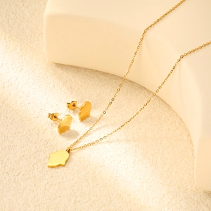 Vue détaillée de l'ensemble collier et boucles d'oreilles en or sur supports épurés