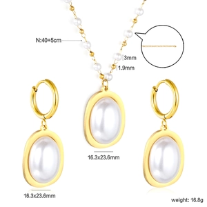 Ensemble collier et boucles d'oreilles en perles dorées avec mesures détaillées