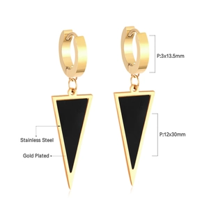 Vue détaillée des boucles d'oreilles triangle en acier inoxydable doré et noir
