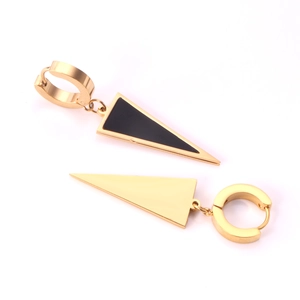 Détail macro de boucles d'oreilles triangle dorées avec incrustation en résine noire