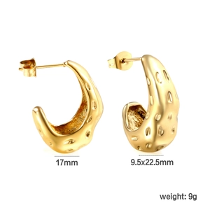 Boucles d'oreilles créoles en forme de C plaquées or 18 carats avec texture martelée