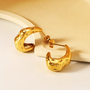 Boucles d'oreilles en C plaquées or 18 carats avec une texture martelée irrégulière
