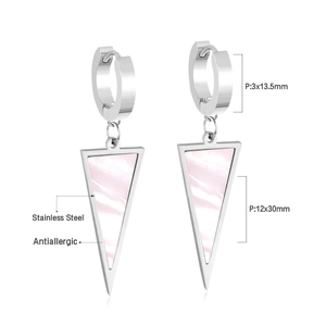 Détail de boucles d'oreilles triangles en acier argenté avec incrustation de nacre