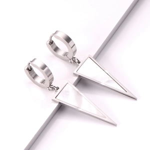Boucles d'oreilles minimalistes triangulaires argentées avec nacre blanche