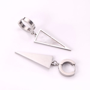 Vue détaillée des boucles d'oreilles triangulaires en acier avec nacre blanche