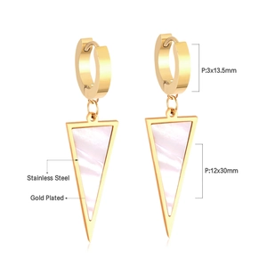 Détails des boucles d'oreilles triangles en acier doré avec incrustation de nacre