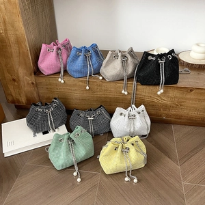 Sacs seaux en strass étincelants en sept couleurs avec chaînes et breloques perles