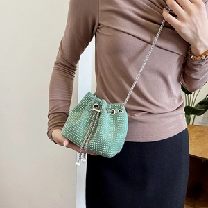 Sac seau chic vert menthe avec strass brillants, chaîne argentée et perles élégantes