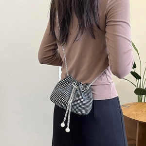 Sac seau scintillant en strass avec cordon en perles et chaîne argentée pour femme
