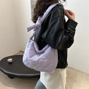 Sac nylon matelassé violet clair avec motifs cœurs et bandoulière nœud papillon