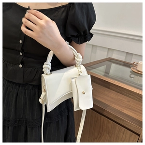 Sac à main blanc en similicuir avec poignée nouée, mini pochette et bandoulière sur mannequin