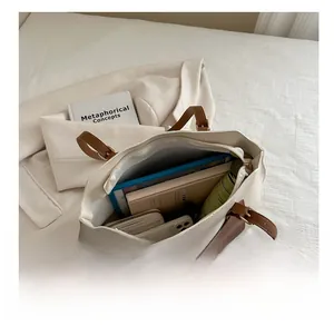 Vue intérieure du grand sac cabas montrant la capacité pour tablette et accessoires