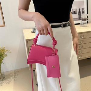 Sac à main incurvé rose rose en PU avec poignée nouée et mini pochette sur la bandoulière