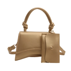 Sac à main doré en similicuir avec base en sablier et petite pochette assortie