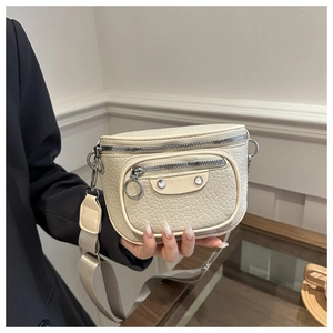 Detail of cream lychee texture leather crossbody bag with wide strap and ring zipper