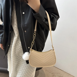 Borsa a spalla trapuntata beige a mezza luna con catena dorata e ciondolo morbido